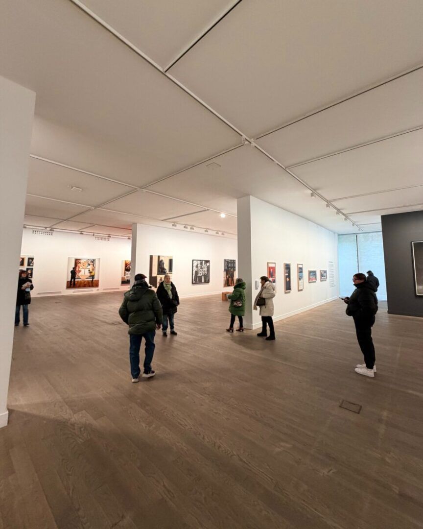 Visita de mayores a una exposición de arte contemporáneo en la Hospedería Fonseca