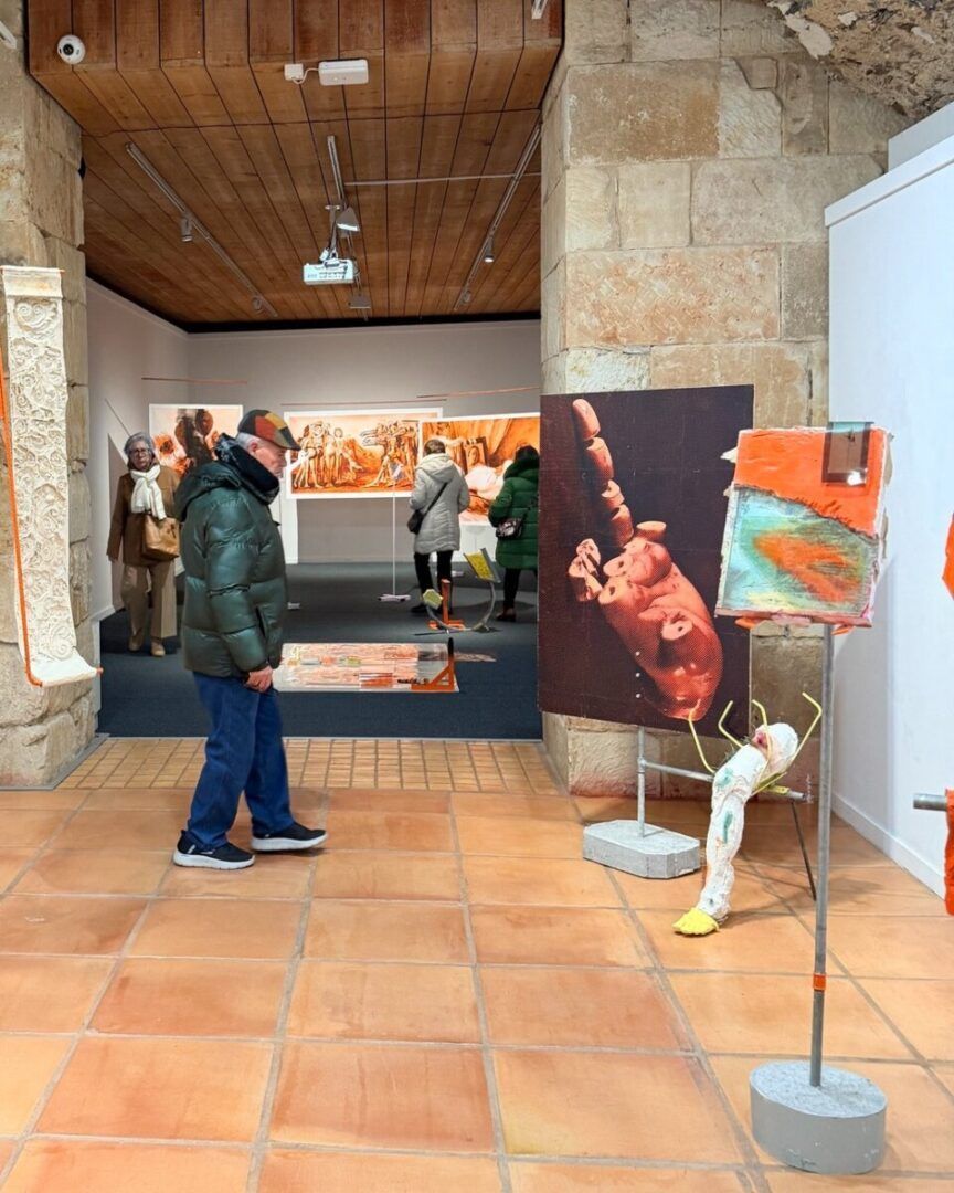 Personas mayores observando arte contemporáneo en la Hospedería Fonseca