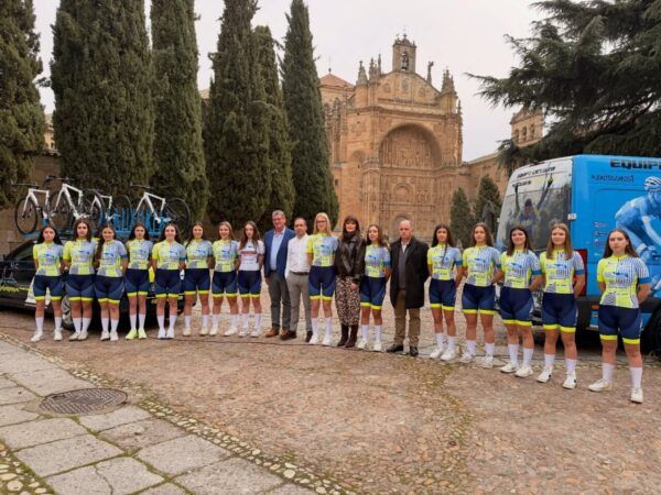 Equipo HyD Ciudad de Salamanca posando frente a un monumento
