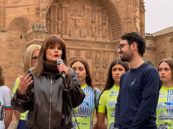 Presentación del equipo HyD Ciudad de Salamanca con el Ayuntamiento de fondo.