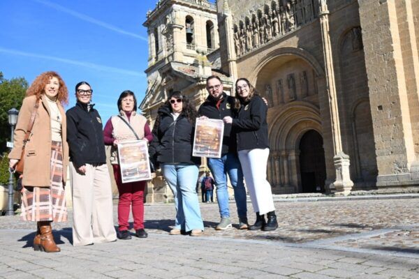 Grupo de personas sosteniendo carteles frente a la Catedral de Ciudad Rodrigo