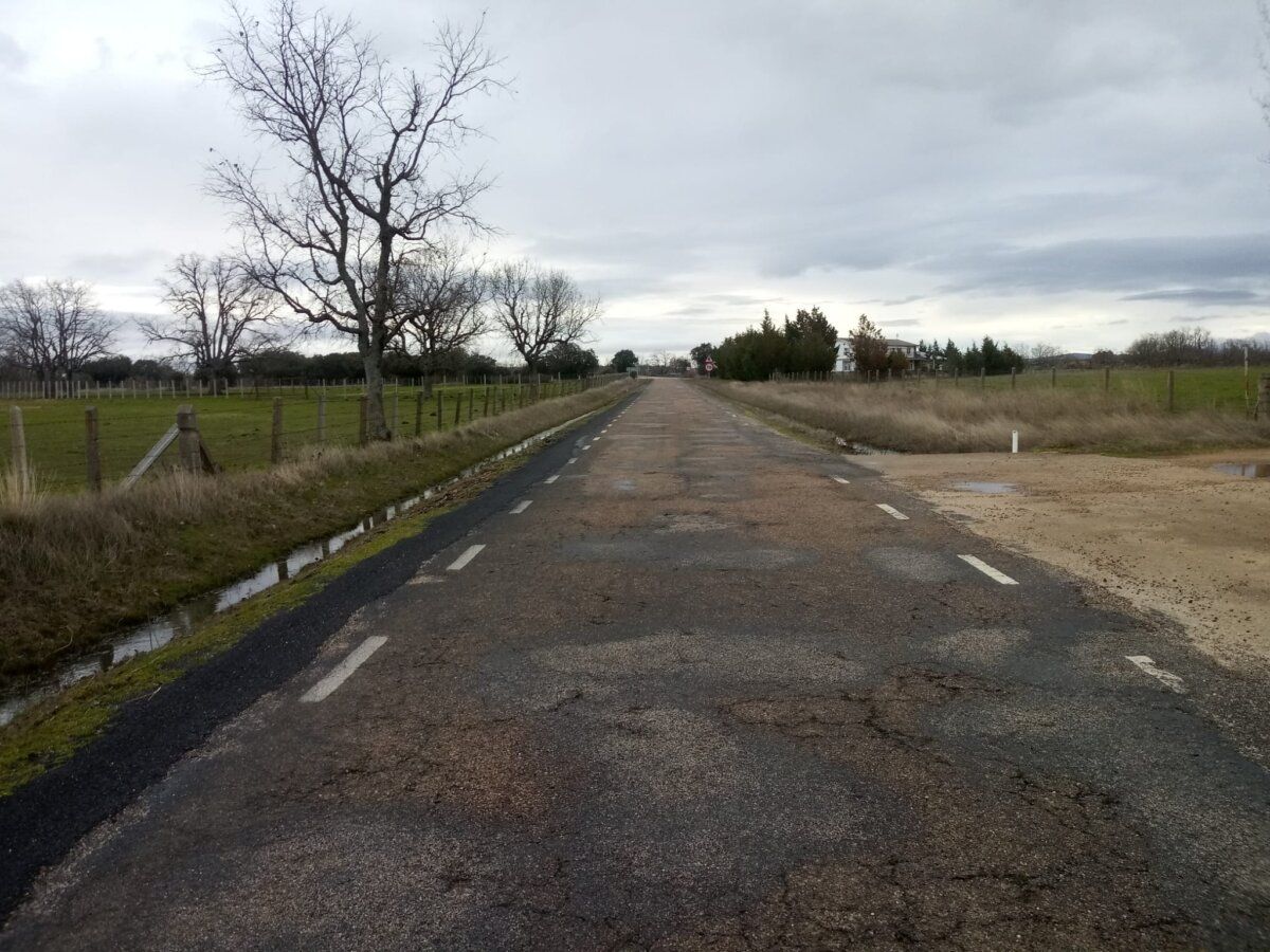 Estado deteriorado de la carretera SA-213 entre Alba de Yeltes y Bocacara