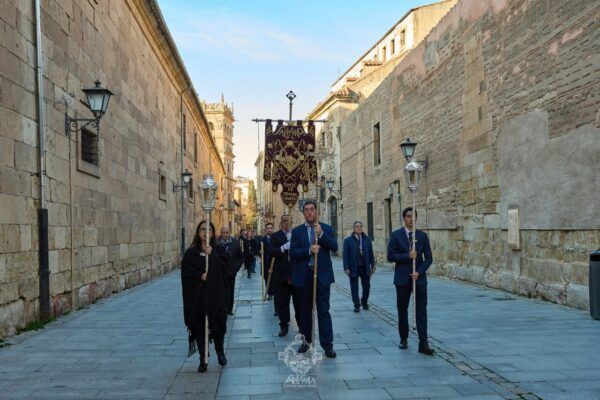 Participantes del Vía Crucis de la Junta de Semana Santa en Salamanca