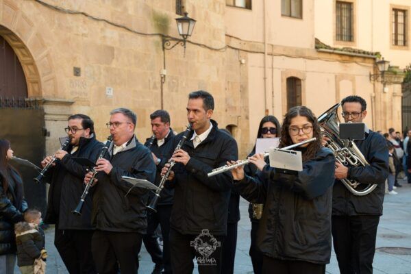 Músicos tocando instrumentos en el Vía Crucis de Semana Santa en Salamanca
