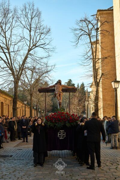 Participantes del Vía Crucis con el Santísimo Cristo de la Agonía en Salamanca