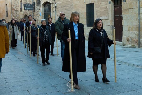 Participantes del Vía Crucis de la Junta de Semana Santa en Salamanca