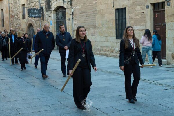 Participantes de la Hermandad de Jesús Flagelado en el Vía Crucis