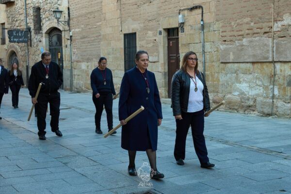 Miembros de la Hermandad de Jesús Flagelado en el Vía Crucis en Salamanca