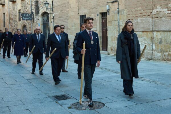 Participantes de la Hermandad de Jesús Flagelado en el Vía Crucis en Salamanca