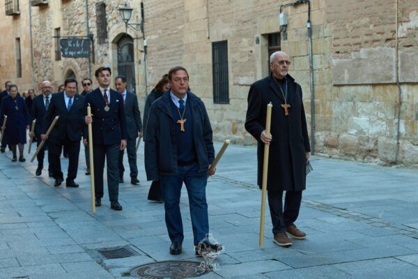 Miembros de la Hermandad de Jesús Flagelado en el Vía Crucis en Salamanca