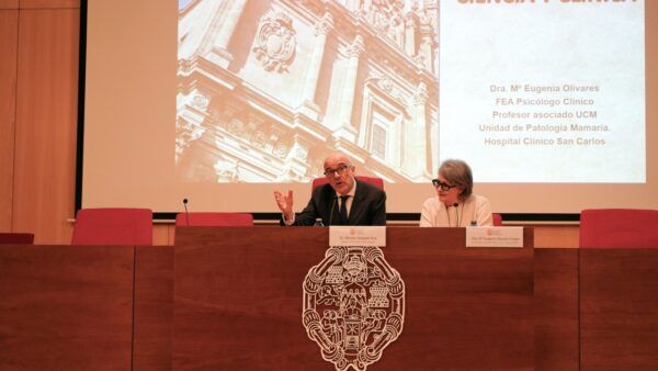 Conferencia sobre psicooncología en la Facultad de Psicología