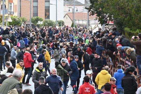 Multitud de personas en el encierro del Lunes de Carnaval en Ciudad Rodrigo