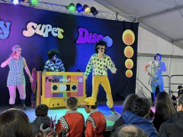 Espectáculo musical en el Carnaval de Guijuelo con baile y disfraces.