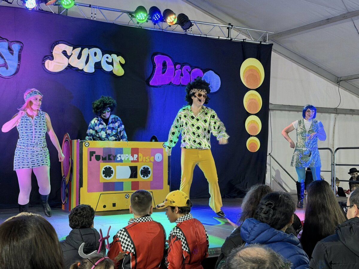 Espectáculo musical en el Carnaval de Guijuelo con baile y disfraces.