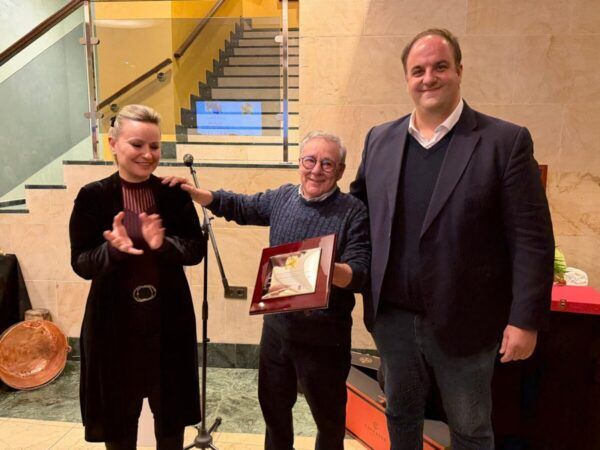Jorge Díaz entrega un premio durante la Matanza Típica en Guijuelo