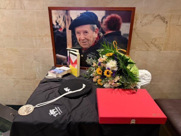 Mesa con objetos y flores en homenaje a Jorge Díaz en la Matanza Típica