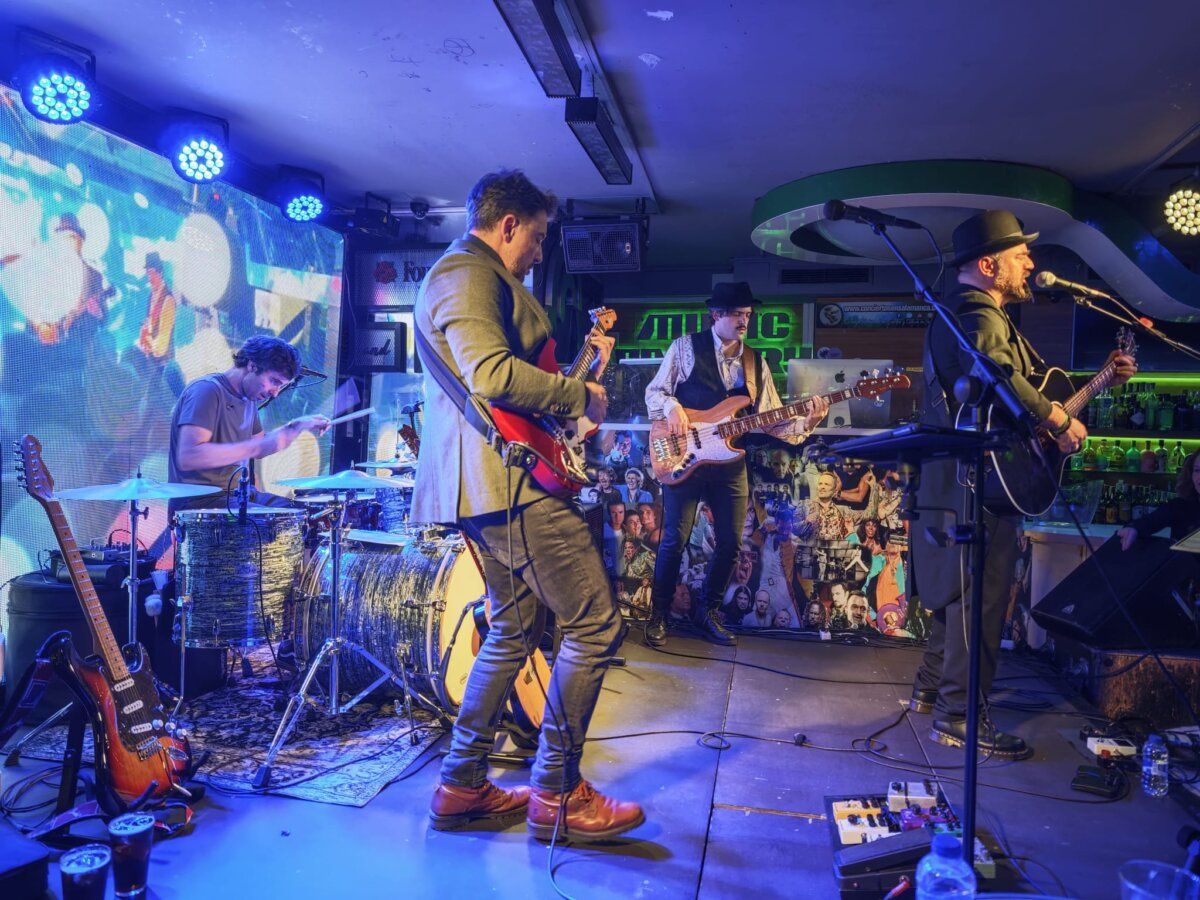 Concierto homenaje a Joaquín Sabina en Music Factory con banda en acción.