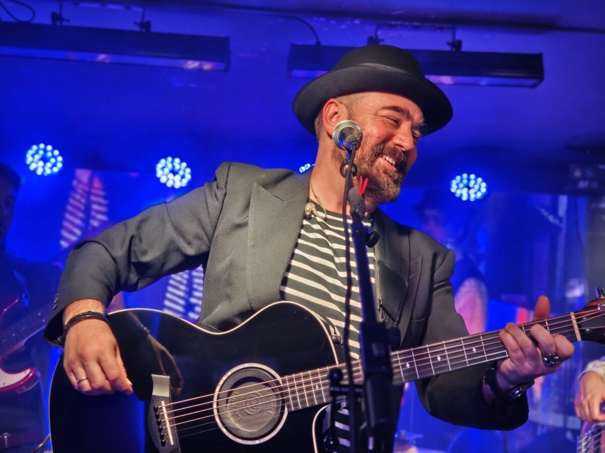 Músico tocando la guitarra en homenaje a Joaquín Sabina