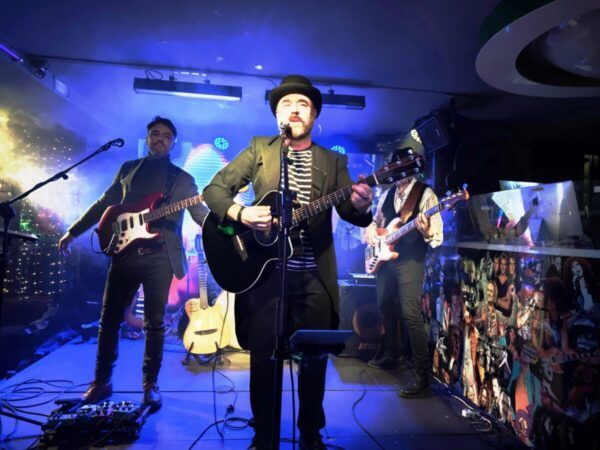 Concierto homenaje a Joaquín Sabina en Music Factory con banda en el escenario