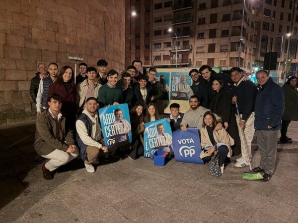 Miembros del Partido Popular en Salamanca durante la pegada de carteles