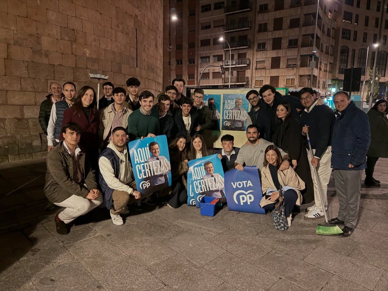 Miembros del Partido Popular en Salamanca durante la pegada de carteles