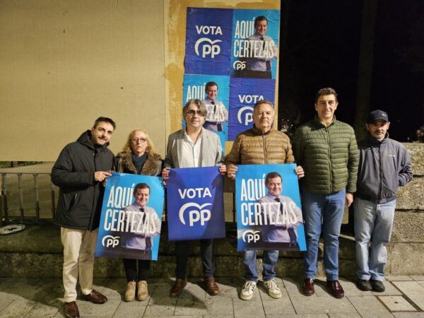 Miembros del PP de Salamanca con carteles de campaña en la noche