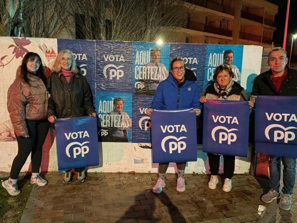Miembros del PP de Salamanca durante la pegada de carteles en la campaña electoral