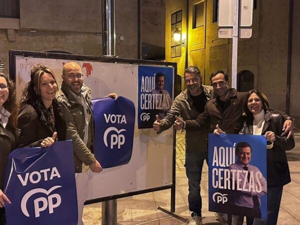Miembros del PP de Salamanca durante la pegada de carteles en la campaña electoral