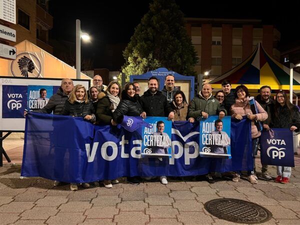 Miembros del Partido Popular de Salamanca en la pegada de carteles
