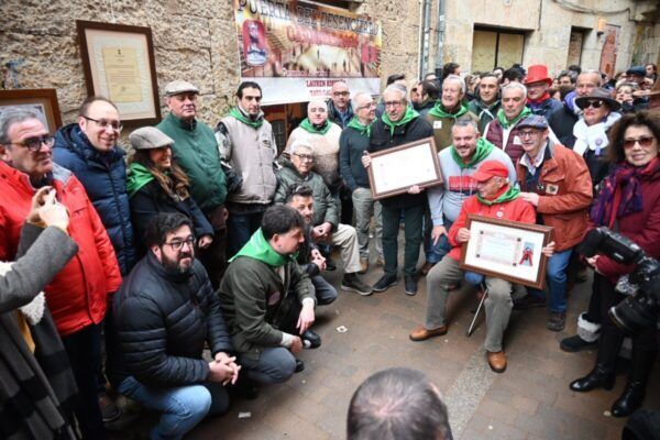 Grupo de personas en homenaje a los Porteros Mayores en la Puerta del Desencierro