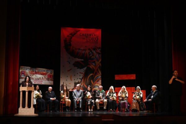 Beatriz Bernal dando un pregón en el Teatro Nuevo durante el Carnaval Cultural.