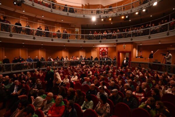 Público emocionado en el Teatro Nuevo durante el pregón del Carnaval Cultural