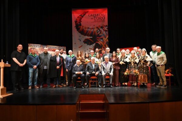 Grupo de personas en el Teatro Nuevo durante el pregón de la Puerta del Desencierro