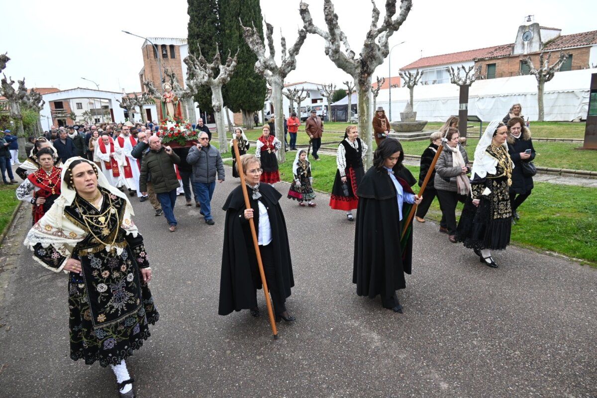 Participantes en la festividad de San Blas en Ciudad Rodrigo con trajes tradicionales.