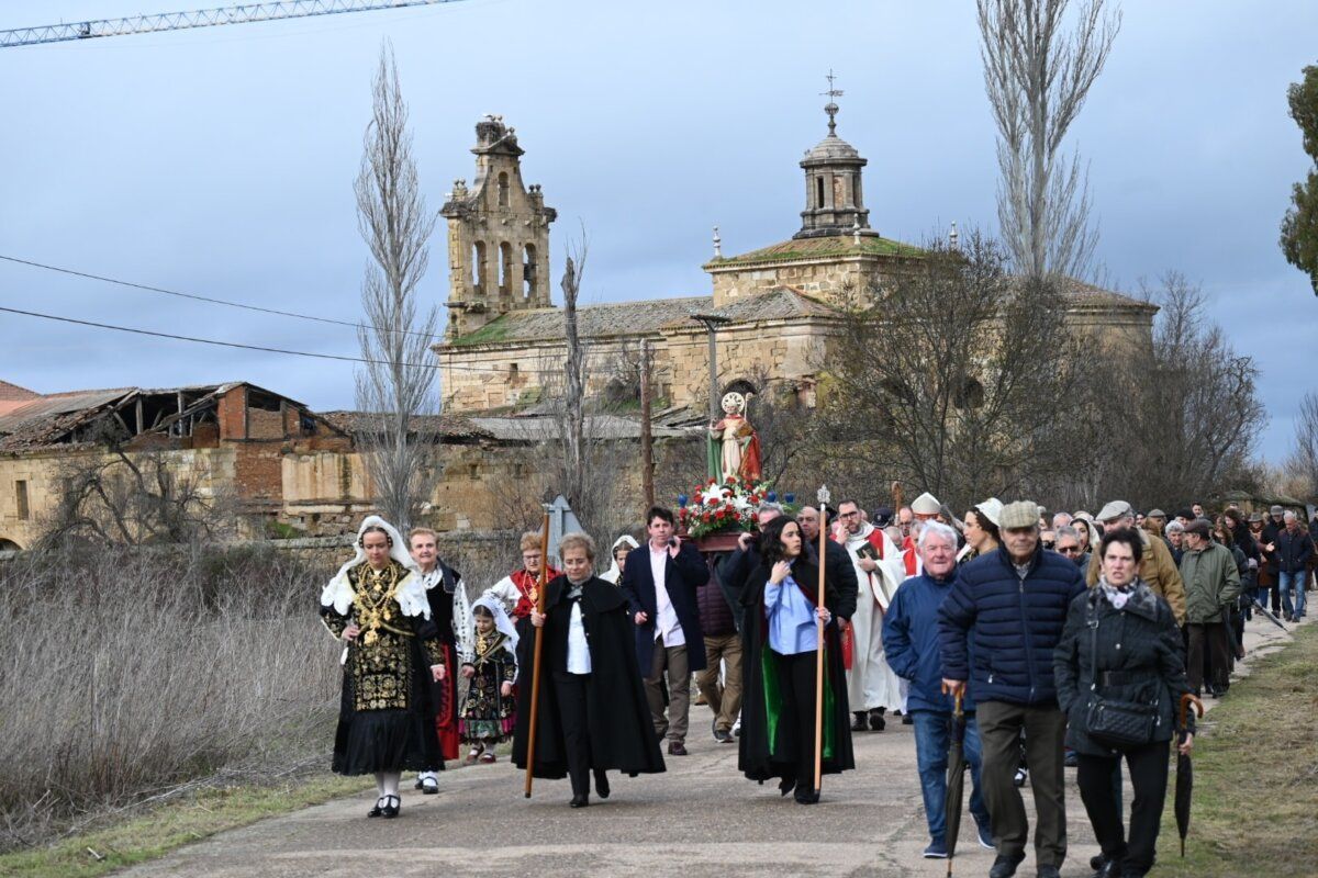 Desfile de personas en la festividad de San Blas en Ciudad Rodrigo
