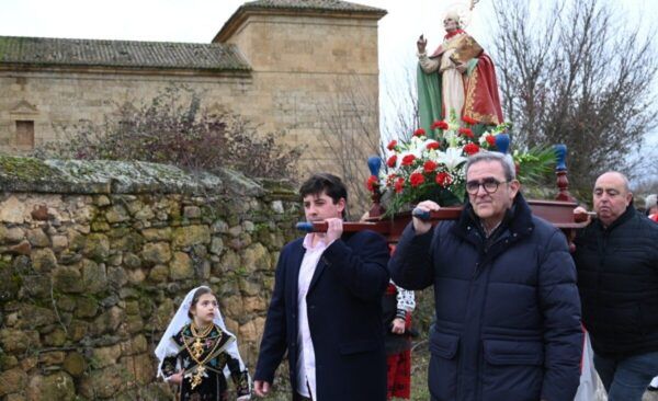 Vecinos de Ciudad Rodrigo participan en la festividad de San Blas bajo la lluvia