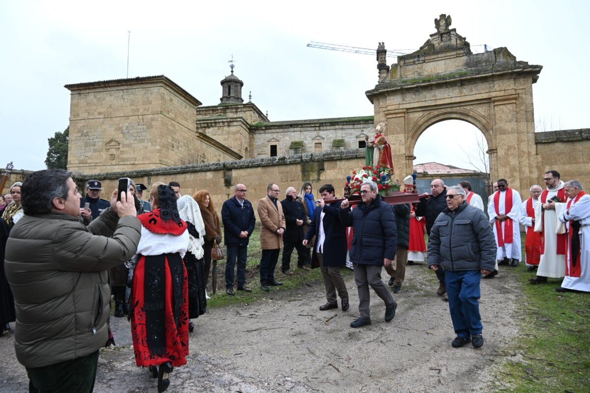 Celebración de la festividad de San Blas en Ciudad Rodrigo con procesión y devotos.