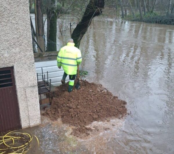 Trabajador reforzando la ribera del río Tormes en Santa Marta de Tormes
