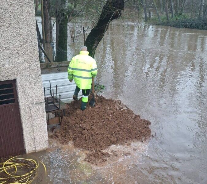 Trabajador reforzando la ribera del río Tormes en Santa Marta de Tormes