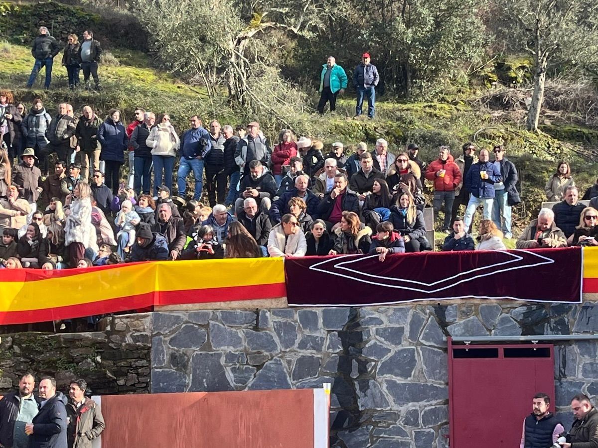 Multitud de personas en un evento taurino en Valero