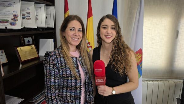 Victoria Manjón y periodista durante entrevista en Castellanos de Moriscos