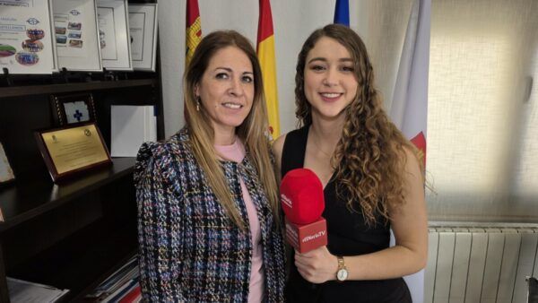 Victoria Manjón y periodista durante una entrevista en Castellanos de Moriscos