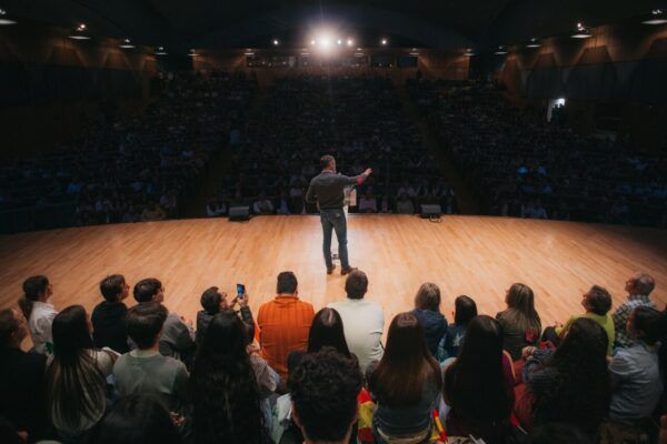 Santiago Abascal hablando en un mitin en Salamanca