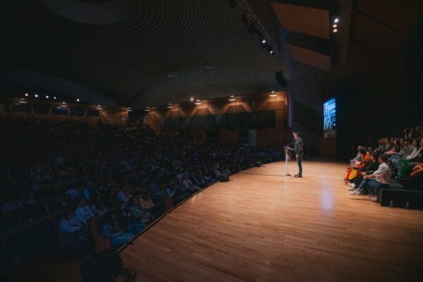 Santiago Abascal hablando en un mitin en Salamanca con público asistente