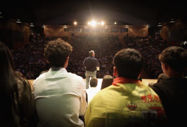 Santiago Abascal hablando en un mitin en Salamanca con público asistente