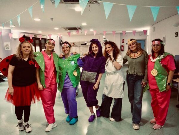 Grupo de personas disfrazadas en el carnaval de AFA Salamanca