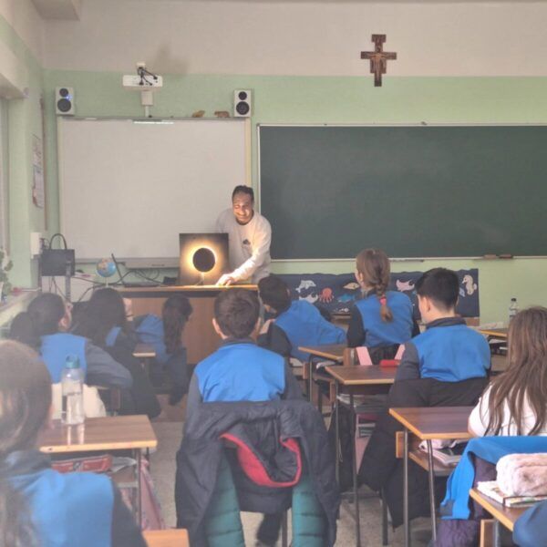 Estudiantes en un taller de astronomía en Alba de Tormes