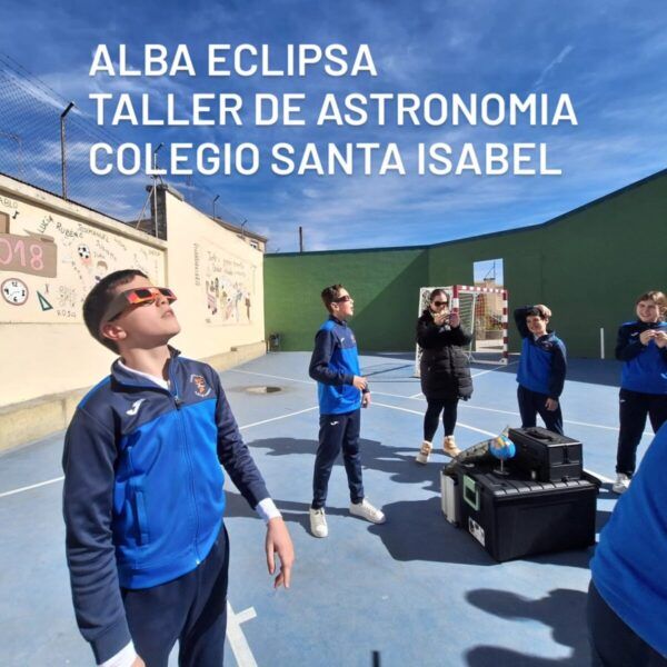 Estudiantes del Colegio Santa Isabel participan en un taller de astronomía en Alba de Tormes.