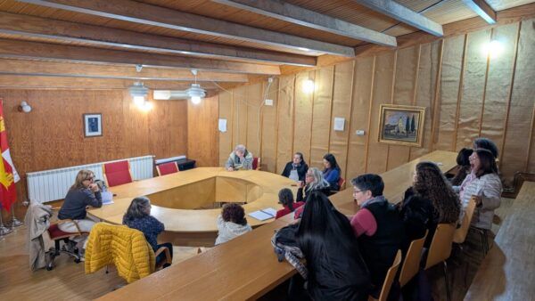 Reunión en el salón de plenos del Ayuntamiento de Aldeatejada para las Vísperas Nupciales.
