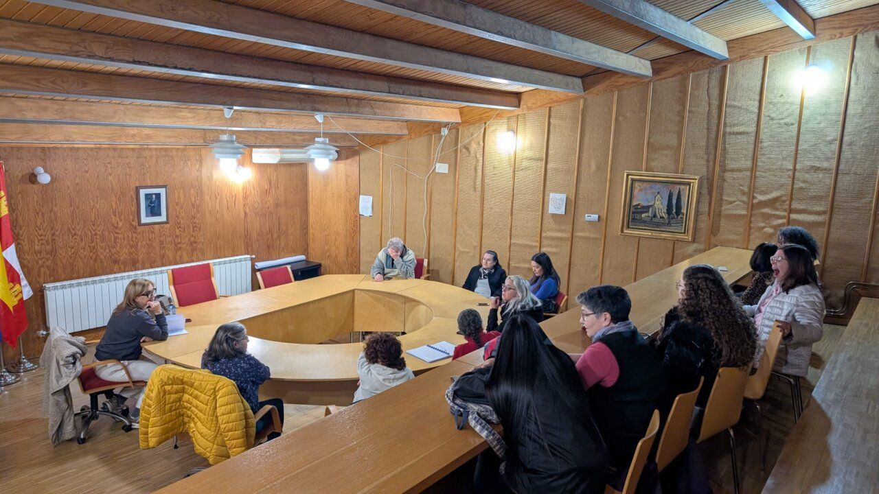 Reunión en el salón de plenos del Ayuntamiento de Aldeatejada para las Vísperas Nupciales.